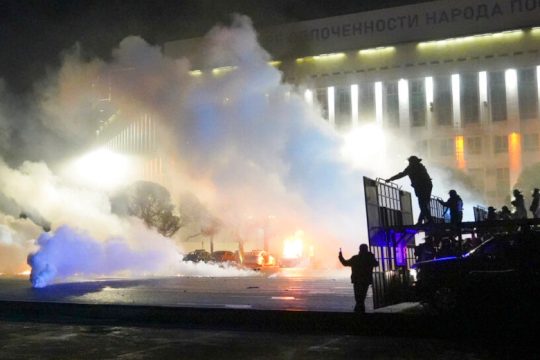 Χάος στο Καζακστάν: Ξέσπασμα οργής για τις αυξήσεις στο υγραέριο