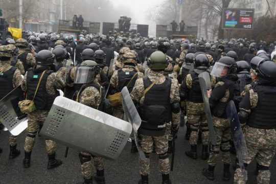 Δεκάδες νεκροί και χίλιοι τραυματίες στο Καζακστάν – Αναπτύχθηκαν Ρώσοι αλεξιπτωτιστές