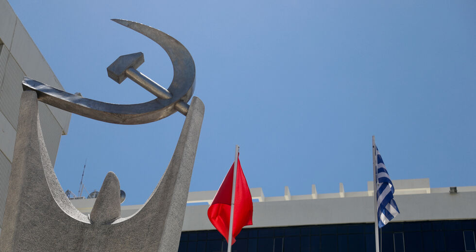 ΚΚΕ: «Η κυβέρνηση έχει οδηγήσει το λαό στις ατέλειωτες ουρές των ελάχιστων μονάδων του ΕΟΔΥ»