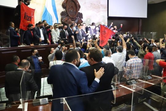«Υποδοχή» στην Κάστρο με κλοτσοπατινάδα στη Βουλή!