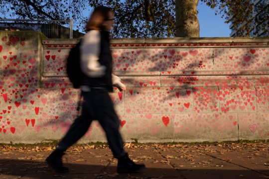 Έρευνα: Γιατί ο κορονοϊός εξασθενεί μετά από 20 λεπτά στον αέρα