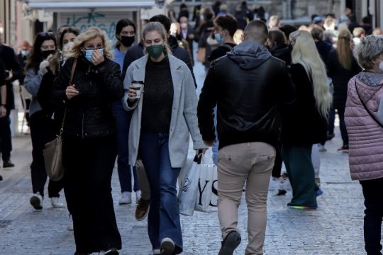 Σε άνοδο κρούσματα, διασωληνώσεις και θάνατοι