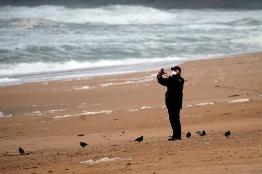 Ο ΠΟΥ προειδοποιεί: Πολύ υψηλός ο παγκόσμιος κίνδυνος εξαιτίας της παραλλαγής Όμικρον