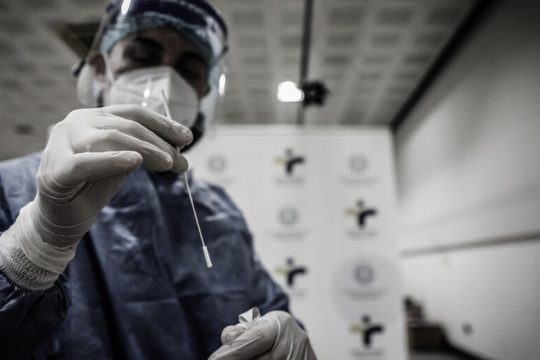 36.246 νέα κρούσματα και 78 θάνατοι, με ρεκόρ θετικότητας