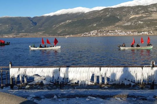 Κόκκινες σημαίες και βάρκες στη λίμνη των Ιωαννίνων στη μνήμη του Θ. Αγγελόπουλου