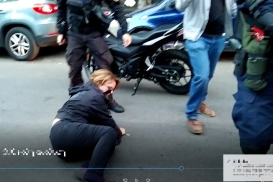 «Οι αστυνομικοί μού φώναζαν “Αίμα, τιμή…”»