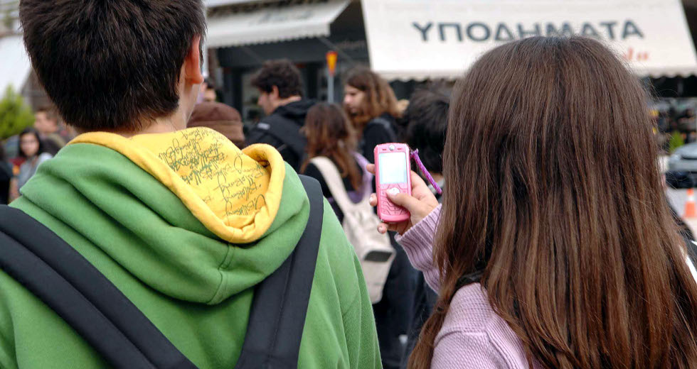 Σφοδρές αντιδράσεις για συσκευασία της Vodafone που διαφημίζει σκονάκι