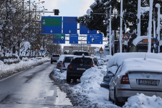 Ανοίγουν σταδιακά οι δρόμοι της Αττικής μετά το πολύωρο έμφραγμα