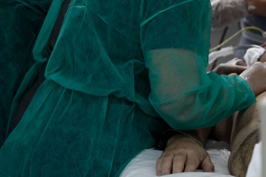 106 νεκροί και 23.340 νέα κρούσματα κορονοϊού