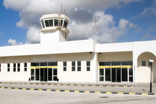 Αέρας παρέσυρε εκτός διαδρόμου αεροπλάνο στη Μήλο