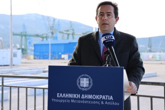 Μύρισε μπαρούτι σε Χίο και Λέσβο για τις δομές, δυναμιτίζει το κλίμα ο Μηταράκης