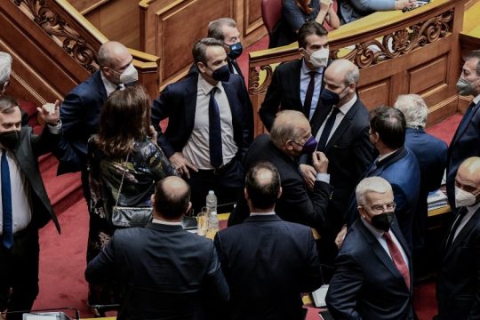 Η πρόταση δυσπιστίας καταψηφίστηκε, η κυβέρνηση απογυμνώθηκε