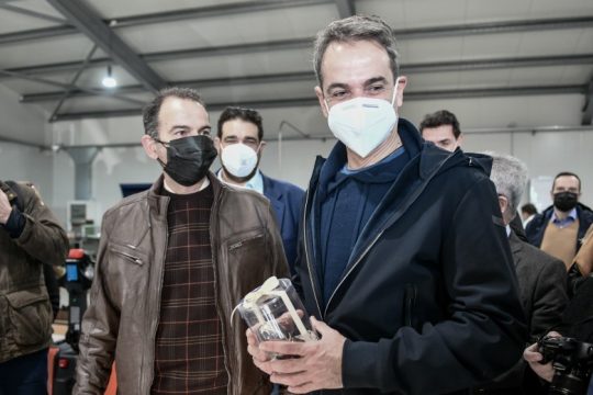 Υπόσχεται στήριξη στην κρίση, αλλά προτείνει στις επιχειρήσεις «αυτοπαραγωγή ενέργειας»