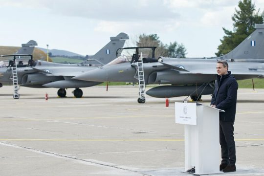 Φιέστα για κομματική προπαγάνδα με τα Rafale