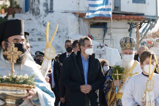 Ευχήθηκε… «καλή φώτιση» στους ανεμβολίαστους 