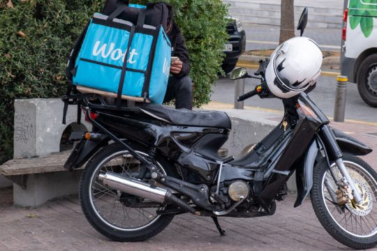 Σφοδρές αντιδράσεις για την απόλυση συνδικαλιστή από την WOLT