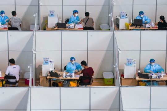Χονγκ Κονγκ: «Μπλόκο» σε πτήσεις από 8 χώρες λόγω εξάπλωσης της Όμικρον