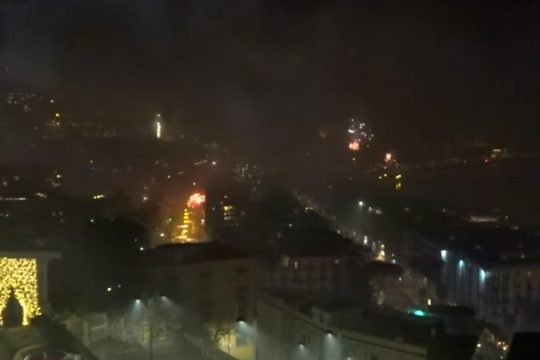Ο δήμαρχος απαγόρευσε τα βεγγαλικά, οι κάτοικοι απάντησαν εκρηκτικά [βίντεο]