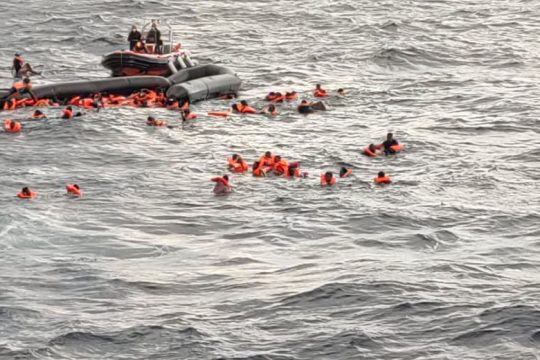 Η ισπανική ακτοφυλακή διέσωσε 300 μετανάστες με προορισμό τα Κανάρια Νησιά