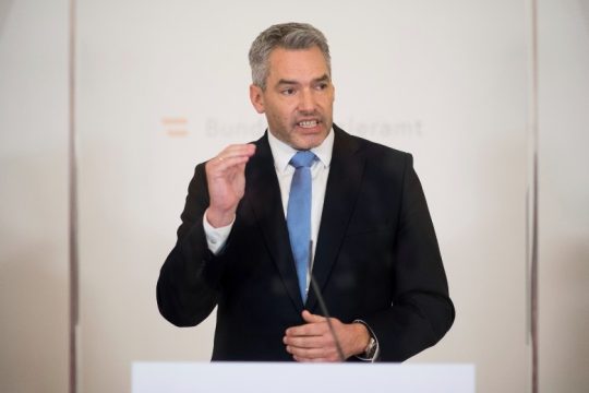 Υποχρεωτικός γίνεται ο εμβολιασμός στην Αυστρία για τους ενήλικες