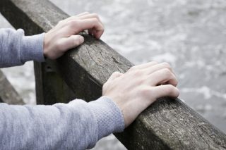 Πόσες αυτοκτονίες νέων αντέχει μια κοινωνία;