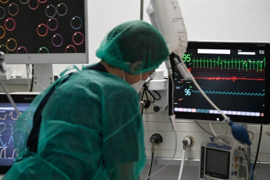Θα δοθούν απαντήσεις για τον μεγάλο αριθμό θανάτων από Covid-19 στην Ελλάδα;