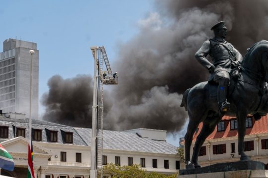 Αναζωπυρώθηκε η φωτιά στο Κοινοβούλιο της Νότιας Αφρικής