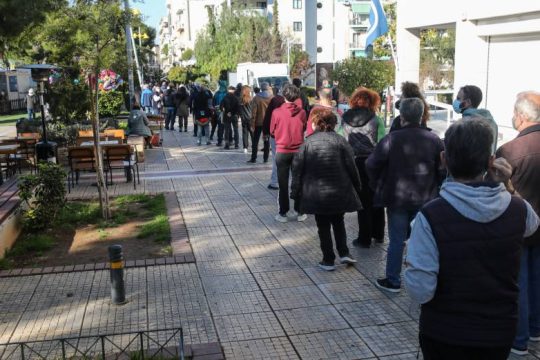 Ουρές αγωνίας και ταλαιπωρίας για ένα τεστ, στα ύψη η θετικότητα