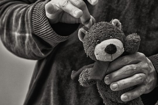 Κανένα άλλο κακοποιημένο παιδί στο σκοτάδι: δικαίωση για όλους μας!