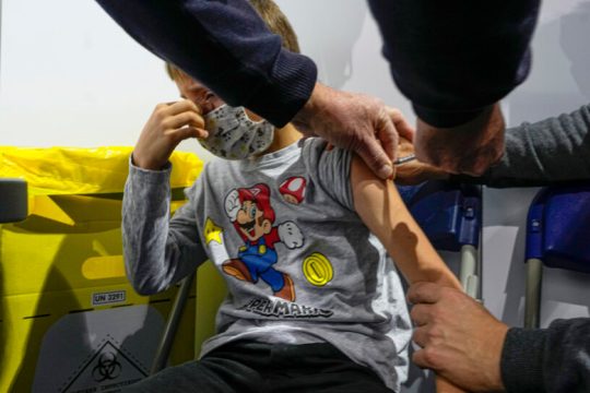 Μητέρα κατηγορείται ότι απήγαγε τα παιδιά της για να τα εμποδίσει να εμβολιαστούν