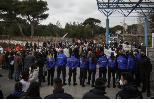Παρουσία ΜΑΤ η διαμαρτυρία υγειονομικών στο Παίδων Πεντέλης