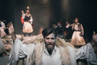 Οταν ο Καραγάτσης αποπειράθηκε έναν αναθεωρητισμό με αριστερή οπτική