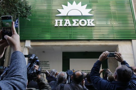 «Ψηλώνει» το ΠΑΣΟΚ, θυμώνουν σε ΣΥΡΙΖΑ-Ν.Δ.