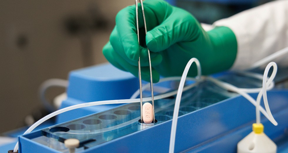 Ξεκινάει η εξέταση του ΕΜΑ για το χάπι της Pfizer