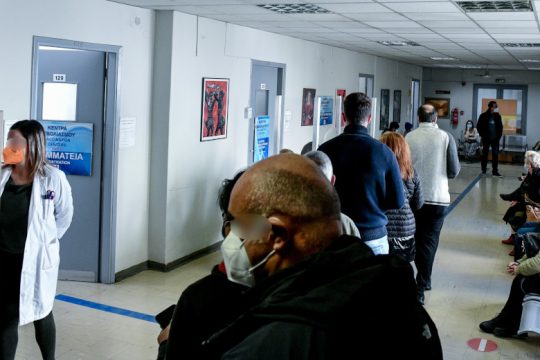 Euractiv: Το ελληνικό μπάχαλο με τα PCR – Τι ισχύει στην υπόλοιπη Ευρώπη