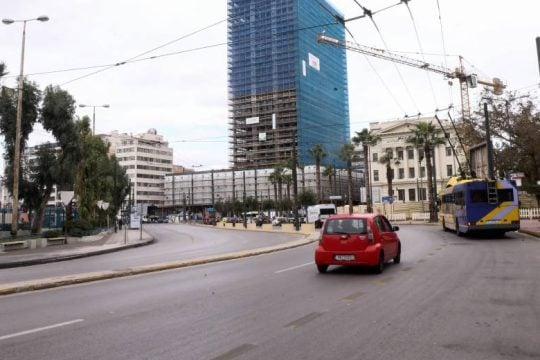«Καρφιά» του Εμπορικού Συλλόγου Πειραιά για το κλείσιμο των επιχειρήσεων