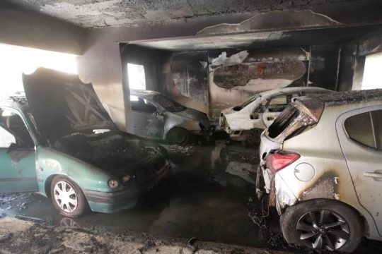 Θεσσαλονίκη: Στις φλόγες τέσσερα αυτοκίνητα σε πυλωτή