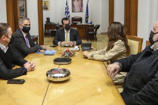 Επιμένει η κυβέρνηση, αντιδρούν οι οργανωμένοι
