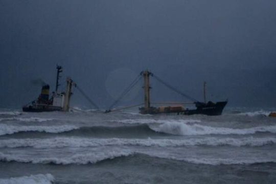 Εγκαταλείφθηκε πλοίο που κόπηκε στα δύο και προσάραξε στην Κίσσαμο Χανίων