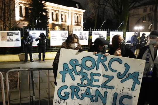 Πολωνία: Κι άλλη γυναίκα νεκρή μετά τον νόμο για τις αμβλώσεις