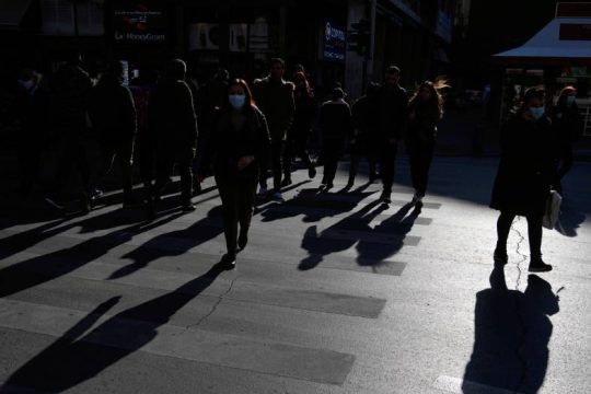 Εξετάζουν και νέα μέτρα για τους μη εμβολιασμένους