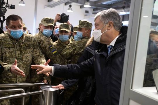 Επέστρεψε στην Ουκρανία ο Ποροσένκο – Αντιμέτωπος με κατηγορίες για προδοσία