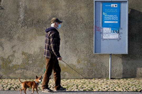 Στις κάλπες οι Πορτογάλοι με τον φόβο ανόδου της ακροδεξιάς