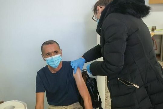 Συνεχίζεται ο εμβολιασμός προσφύγων κατά του covid-19 στο Ηράκλειο