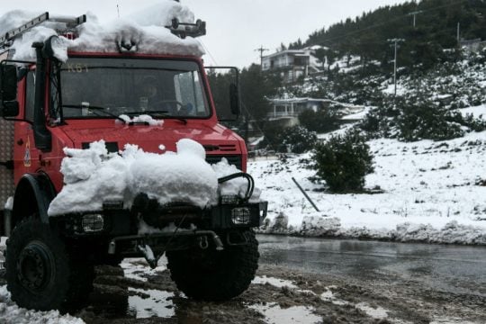 Κρήτη: Κλείνουν σχολεία και δρόμοι – Απεγκλωβισμοί παιδιών από τα χιόνια