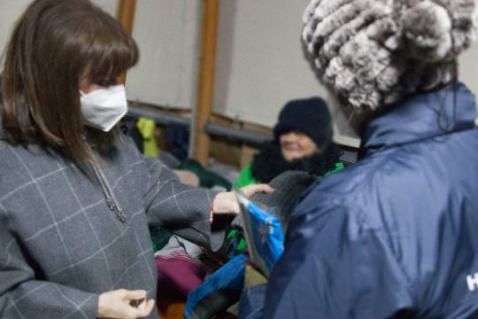 Η Κατ. Σακελλαροπούλου μοίρασε φαγητό σε άστεγους στο λιμάνι του Πειραιά