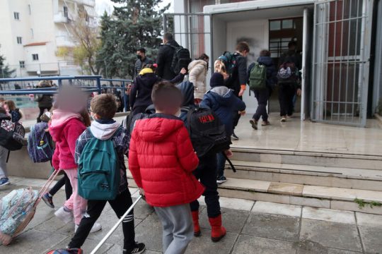 10.000 που βρέθηκαν θετικοί χθες βρίσκονταν στις τάξεις
