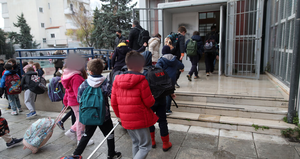 10.000 που βρέθηκαν θετικοί χθες βρίσκονταν στις τάξεις