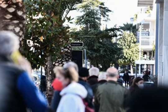 Οι ουρές της ντροπής ξεμπροστιάζουν την κυβέρνηση