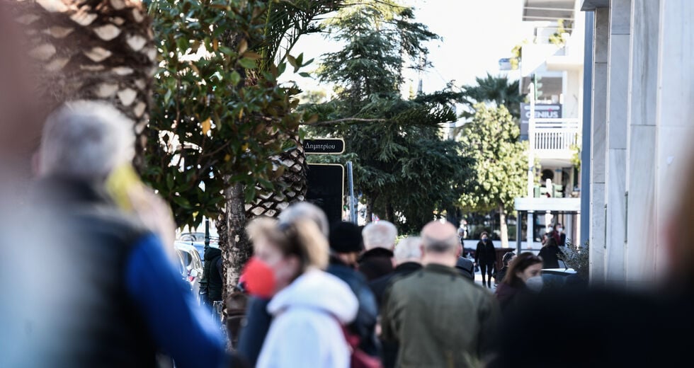 Οι ουρές της ντροπής ξεμπροστιάζουν την κυβέρνηση